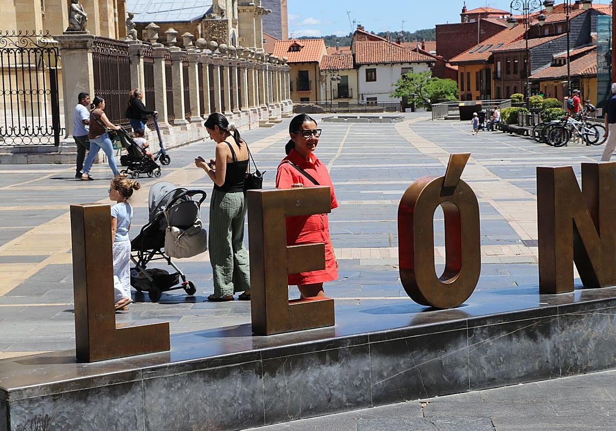Una turista se retrata en León.