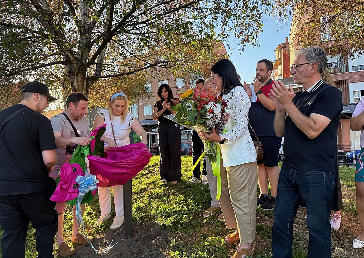 Imagen secundaria 1 - Una placa homenaje para la dulce Lucía Chamorro, la niña de Trobajo que murió en 2017 de cáncer