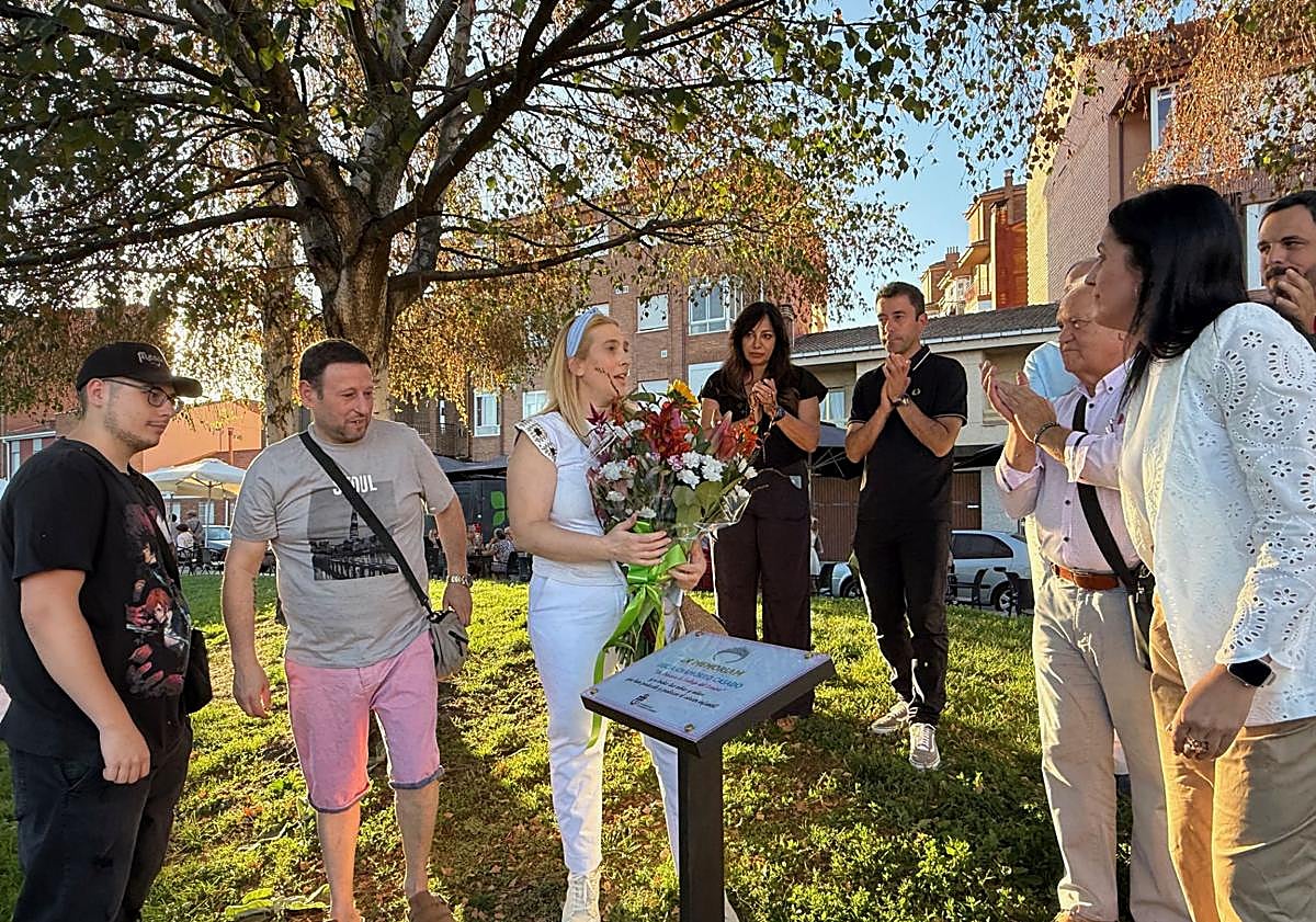 Imagen principal - Una placa homenaje para la dulce Lucía Chamorro, la niña de Trobajo que murió en 2017 de cáncer