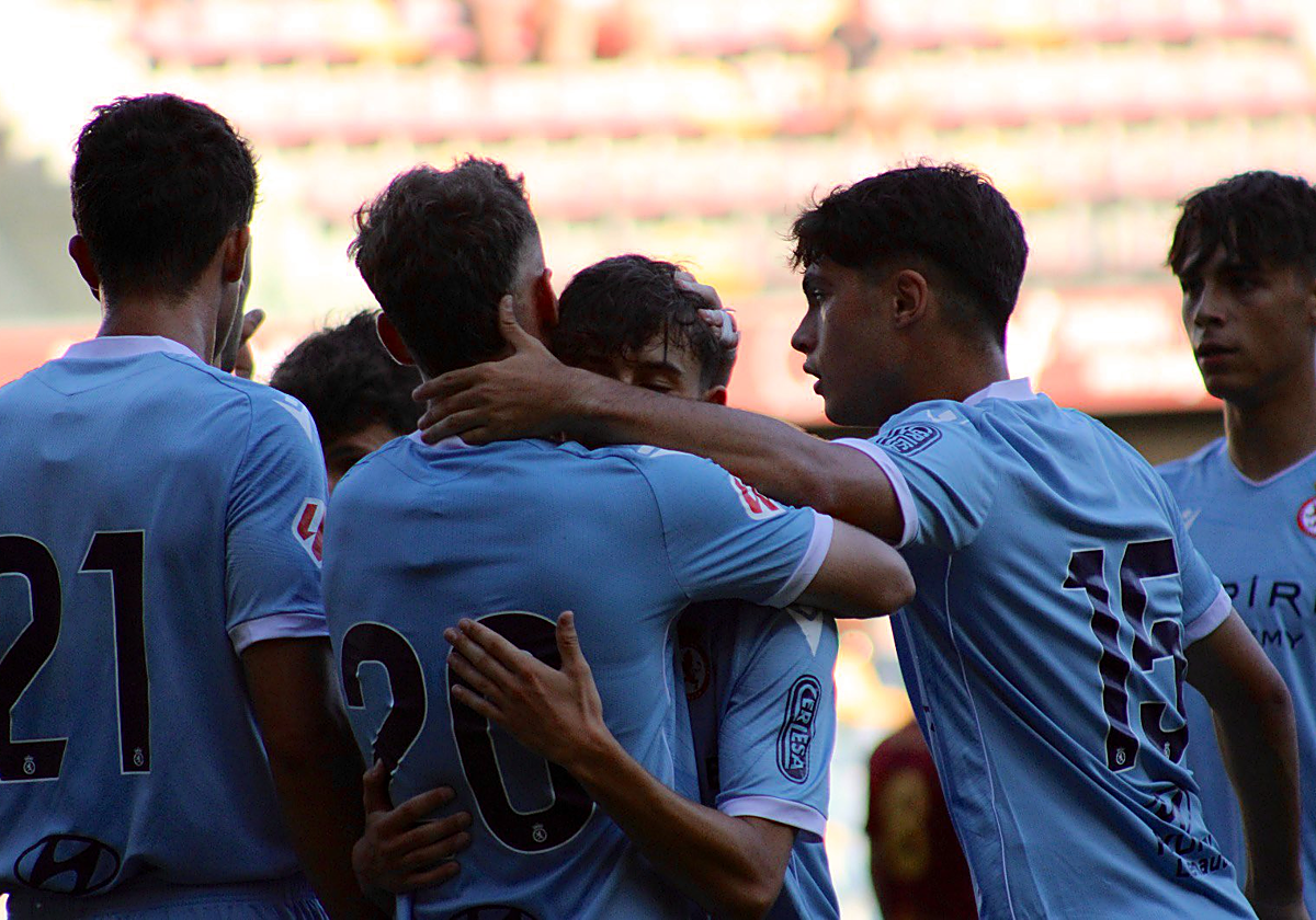 La Cultural celebra el gol ante el Pontevedra