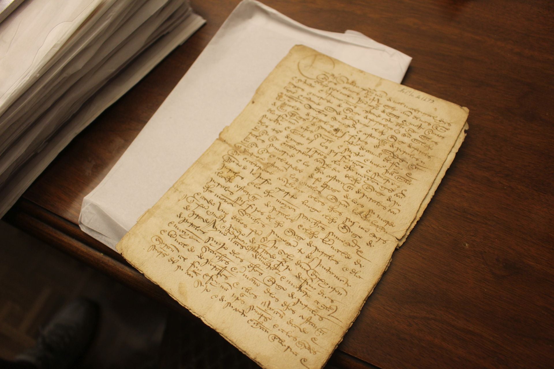 Imagen secundaria 2 - Fernando Martínez Pariente mostrando algunos de los documentos con los que realiza su investigación.