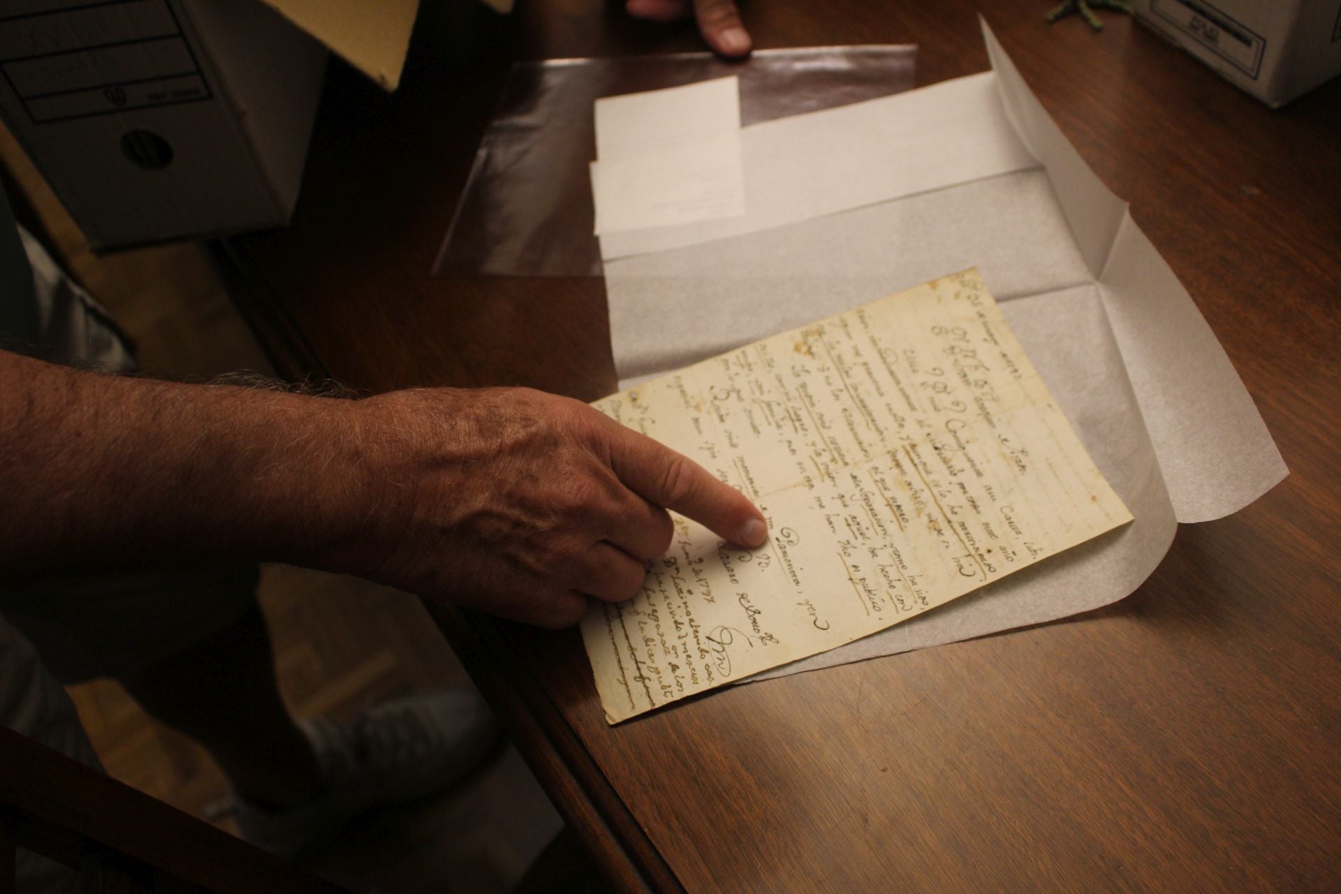 Imagen secundaria 1 - Fernando Martínez Pariente mostrando algunos de los documentos con los que realiza su investigación.