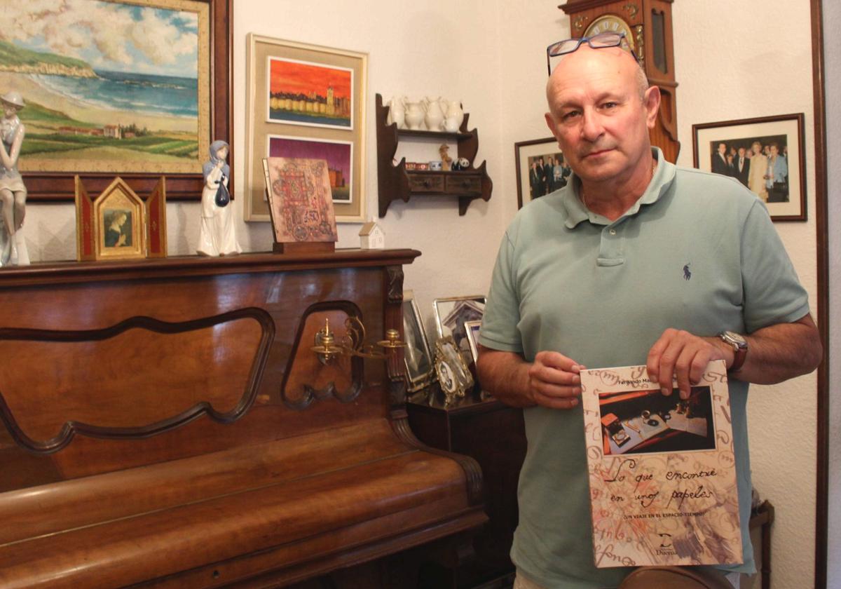 Fernando Martínez Pariente posa con su libro: Lo que encontré en unos papeles.