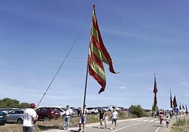 El Pendón de Tierra encabezando la procesión.