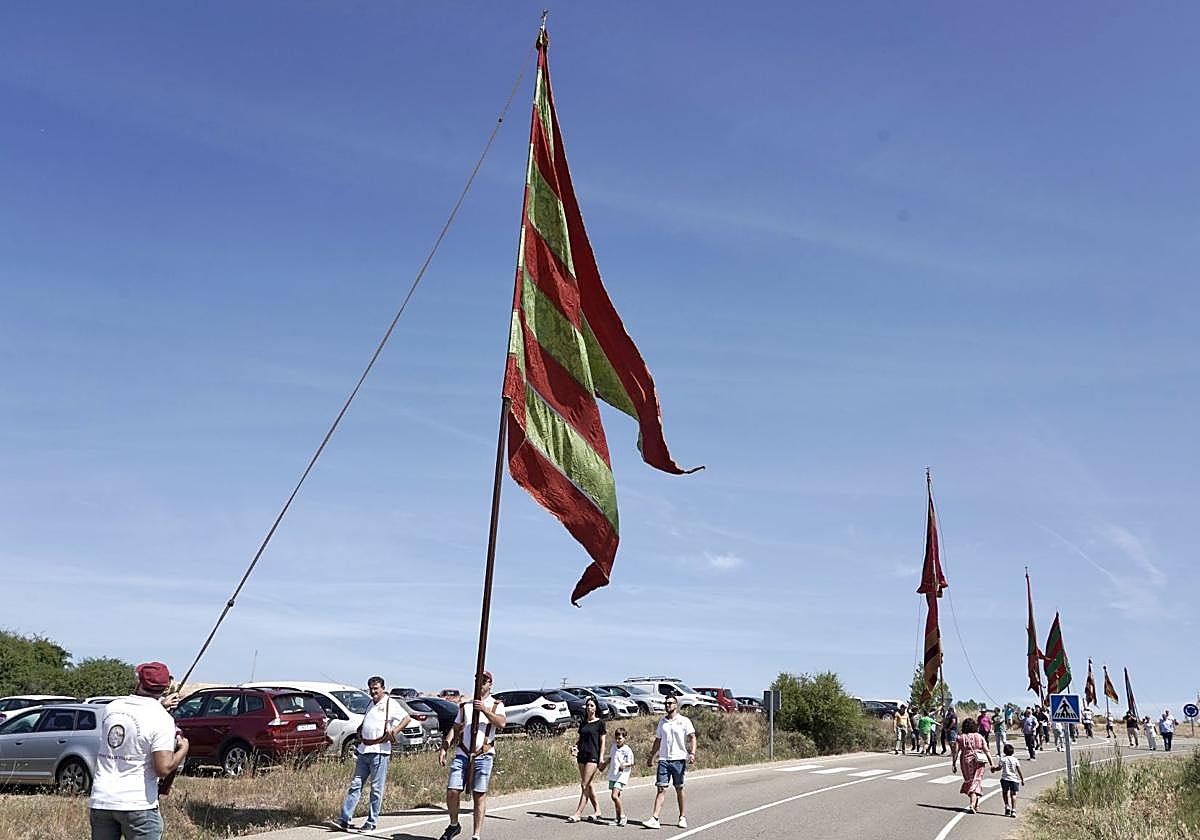 El Pendón de Tierra encabezando la procesión.