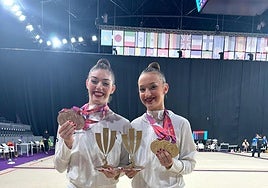 Las dos gimnastas leonesas posan con los trofeos.