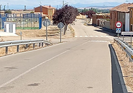 La CV-196 que separa a Codornillos de sus instalaciones deportivas.