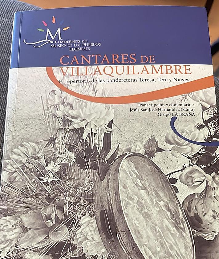 Imagen secundaria 2 - Teresa con su pandereta y el libro en el que aparece su historia.