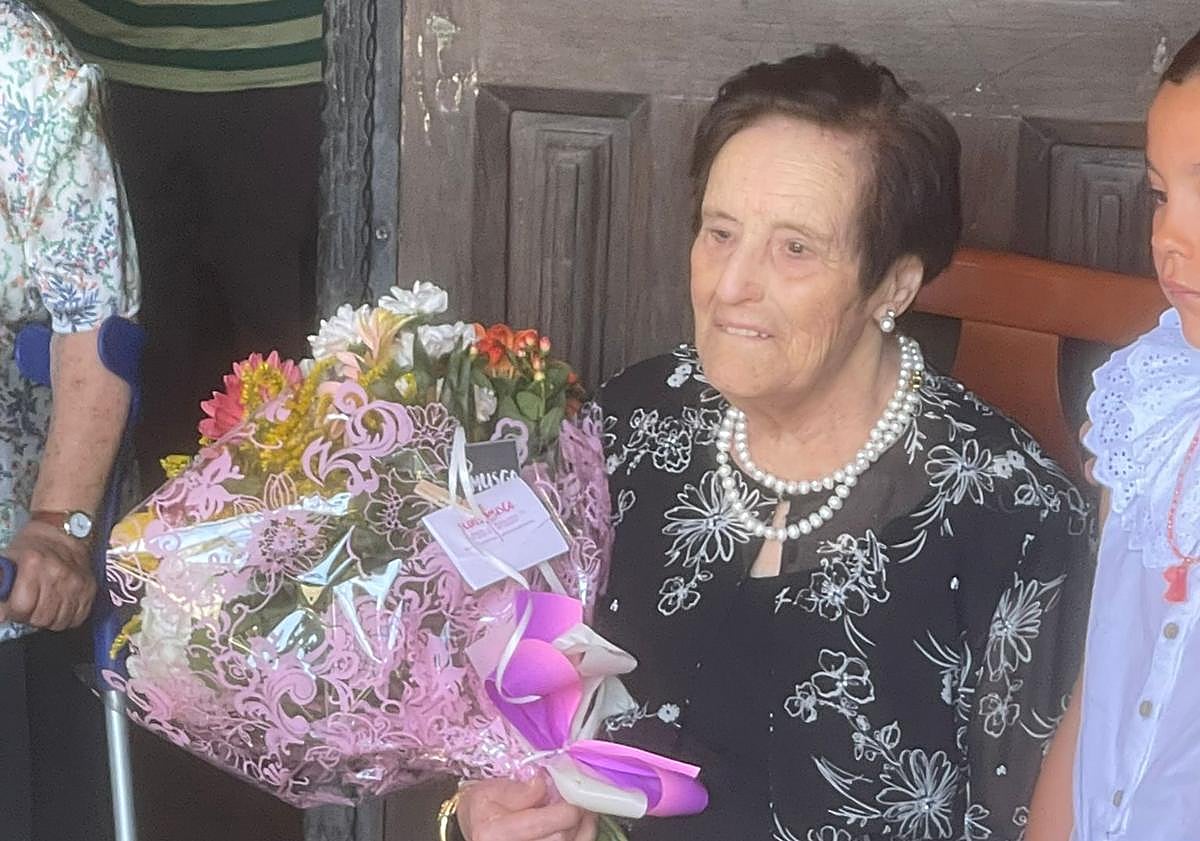 Imagen principal - Teresa en varios momentos de la fiesta en su honor.