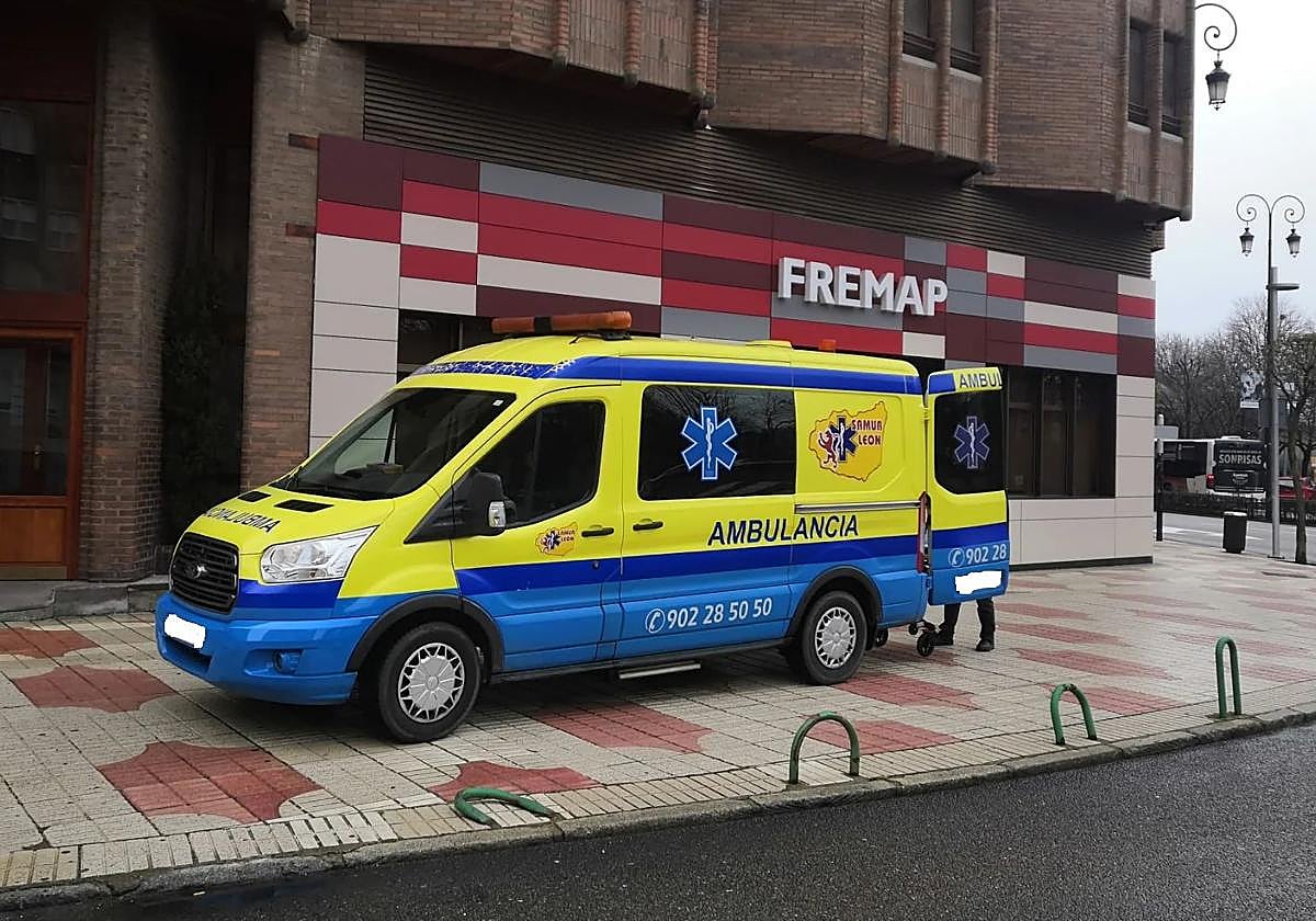 Una ambulancia en el centro de León.