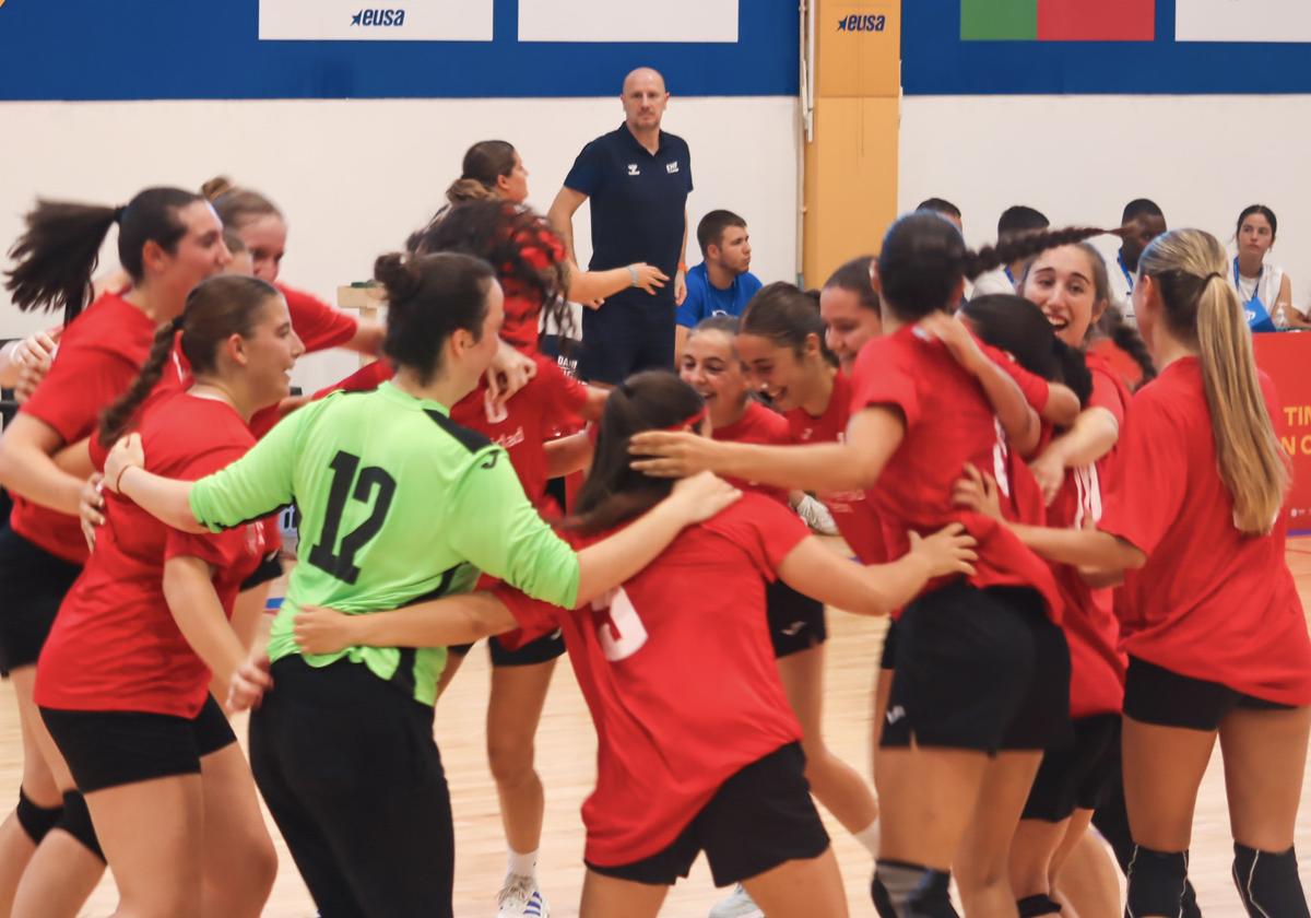 Las jugadoras celebran la medalla obtenida en Covilha.