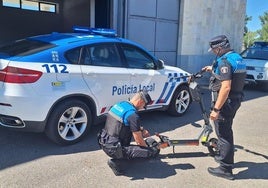 Los agentes junto al patinete eléctrico.