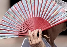 Imagen de una mujer con un abanico.