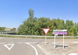 Inicio de la LE-213 junto al río Porma en Puente Villarente.