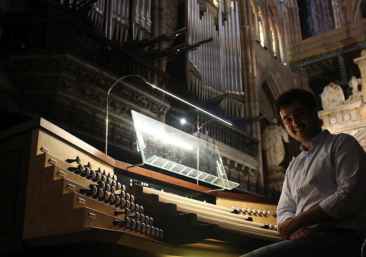 Imagen principal - El improvisado «zeta» a las teclas del órgano de la Catedral: «León tiene un público exigente»