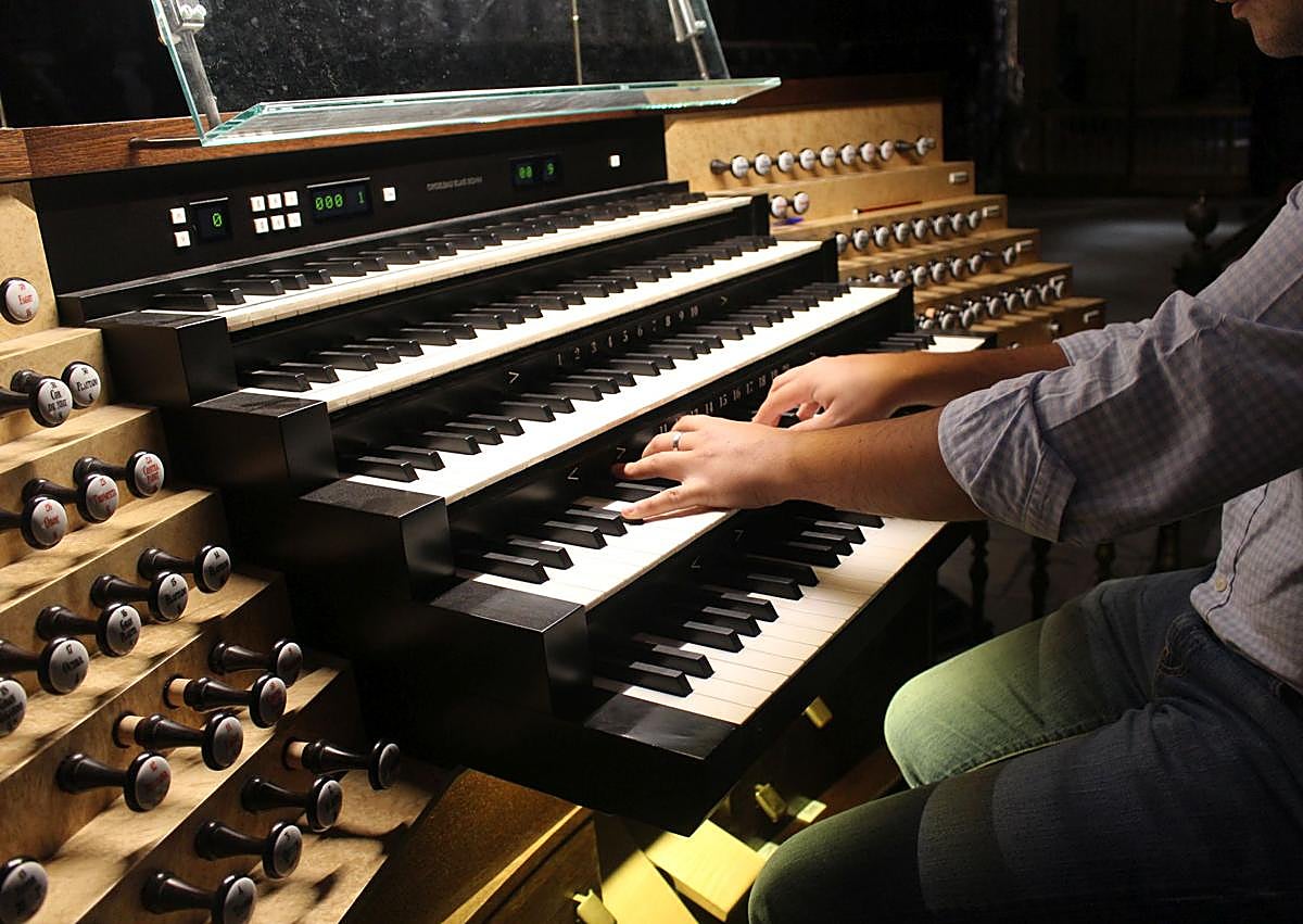 Imagen secundaria 1 - El improvisado «zeta» a las teclas del órgano de la Catedral: «León tiene un público exigente»