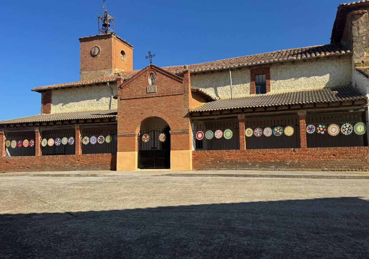 Imagen principal - El pueblo de León que se vuelca con las fiestas y decora las calles a ganchillo
