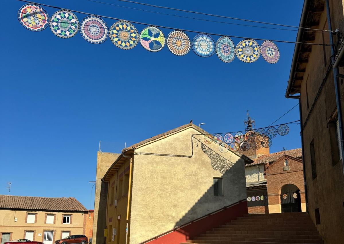 Imagen secundaria 1 - El pueblo de León que se vuelca con las fiestas y decora las calles a ganchillo