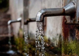 Imagen de un grifo con agua.