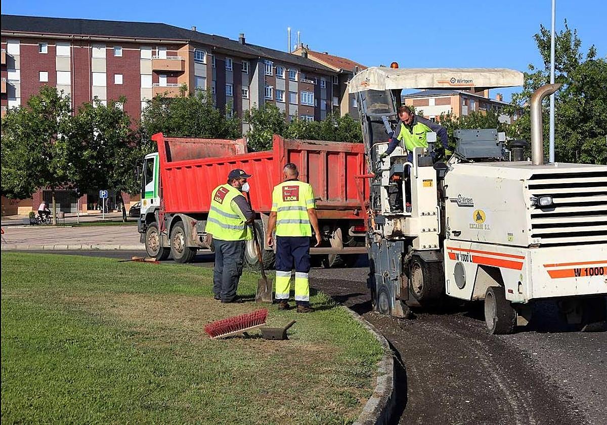 El asfaltado de la avenida Reyes Leoneses de León causará restricciones al tráfico la próxima semana