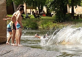 Niños se refrescan debido las altas temperaturas en Ponferrada.