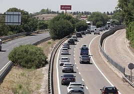 Numerosos vehículos circulan por la A-62 a su paso por Simancas en el comienzo de la Operación Salida del mes de agosto