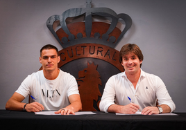 Daniel Paraschiv, en el momento de la firma de su contrato con la Cultural