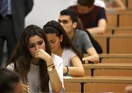 Imagen de varias chicas realizando un examen.