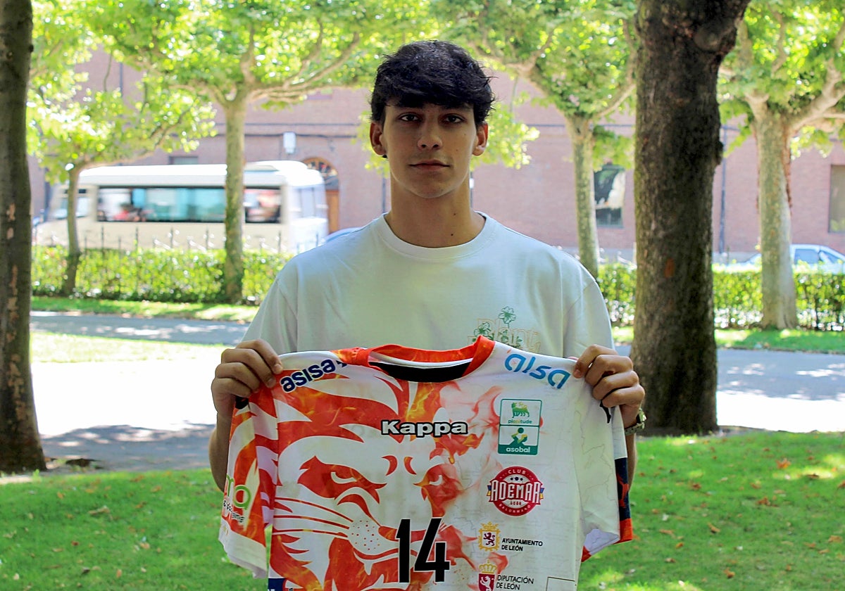 Sergio Sánchez, posando tras renovar como jugador del Abanca Ademar