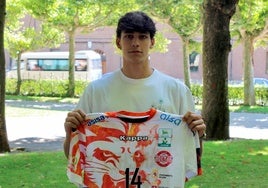 Sergio Sánchez, posando tras renovar como jugador del Abanca Ademar