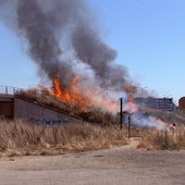 Imagen del incendio en el aparcamiento de Puerta del Pando en León.