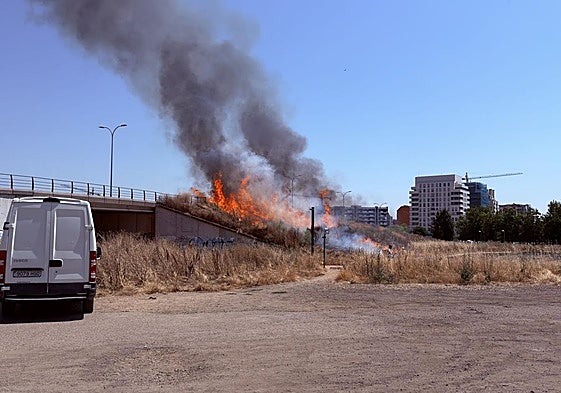 Imagen del incendio en el aparcamiento de Puerta del Pando en León.