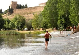 Imagen de distintas personas refrescándose.
