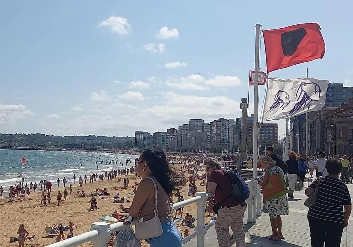 Bandera roja en la playa de San Lorenzo en Gijón.