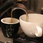 Imagen de archivo de una cafetera a pleno rendimiento.