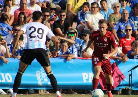 Rafa Tresaco, en una acción del partido ante el Real Oviedo