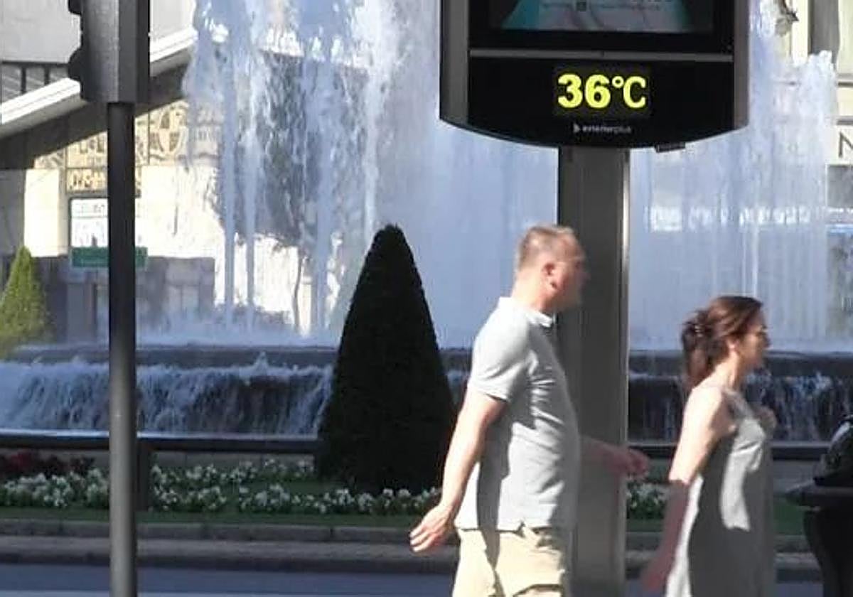 Imagen de dos leoneses por la calle Ordoño.