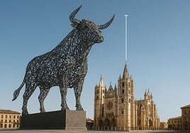 Imagen del toro metálico comparado con la catedral de León.