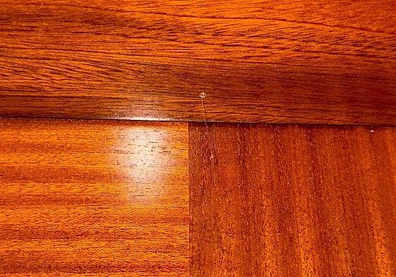 Imagen de una de las puertas marcadas del edificio.