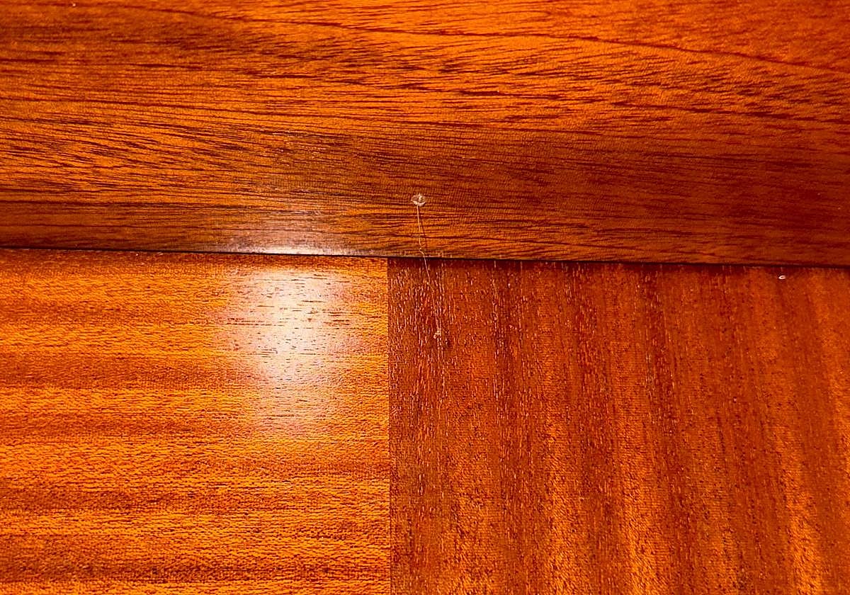 Imagen de una de las puertas marcadas del edificio.