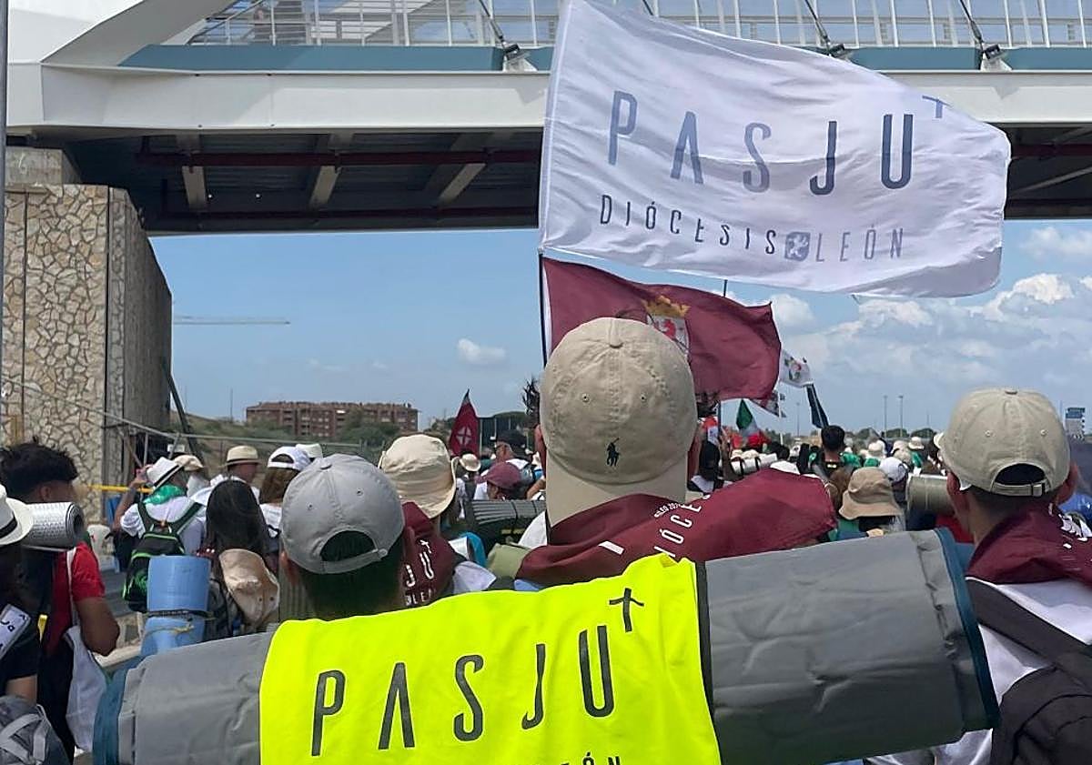 Imagen principal - Más de un centenar de leoneses en el Jubileo de Roma: «Dios no se cansa de llamar, pero no escuchamos»