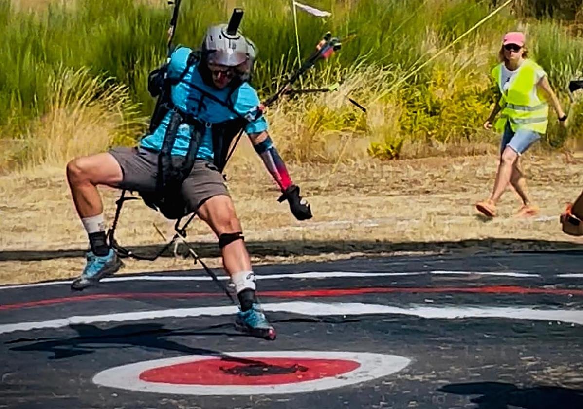Imagen principal - El leonés campeón de España tras tirarse en parapente desde una montaña a una diana gigante
