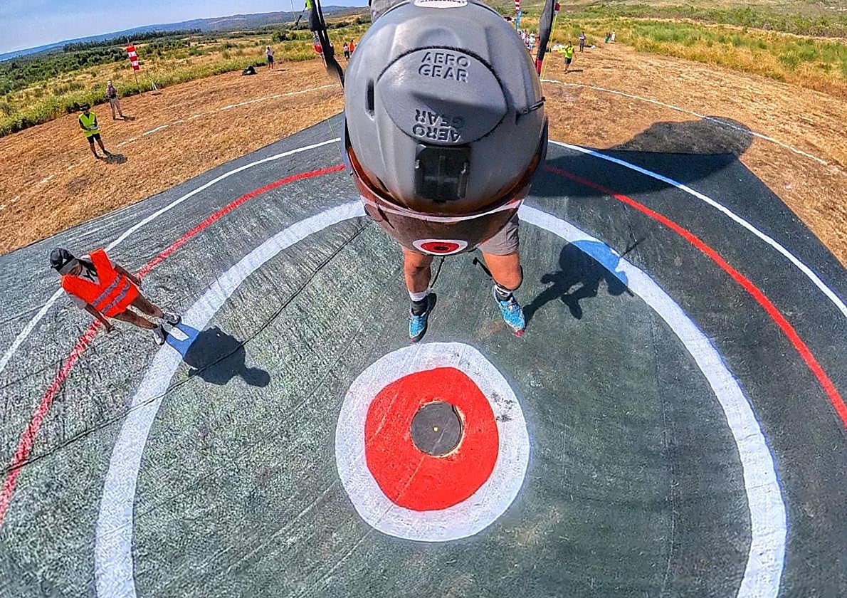 Moncho aterrizando en el centro de la diana.