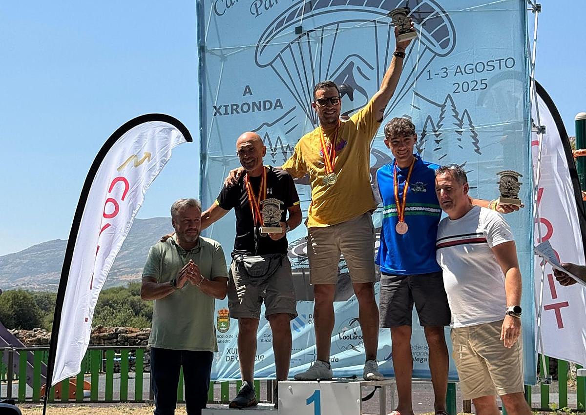 Imagen secundaria 1 - El leonés campeón de España tras tirarse en parapente desde una montaña a una diana gigante