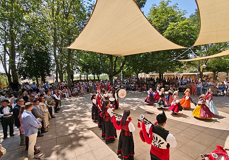 Actuación de la Banda de Gaitas de Covera, el Grupo de Danzas Coyanza y la Banda de Música de Valencia de Don Juan.