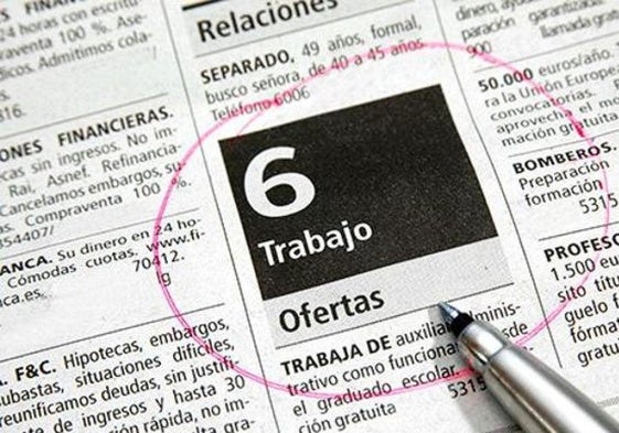 Sección de las ofertas de trabajo en los anuncios de un periódico.