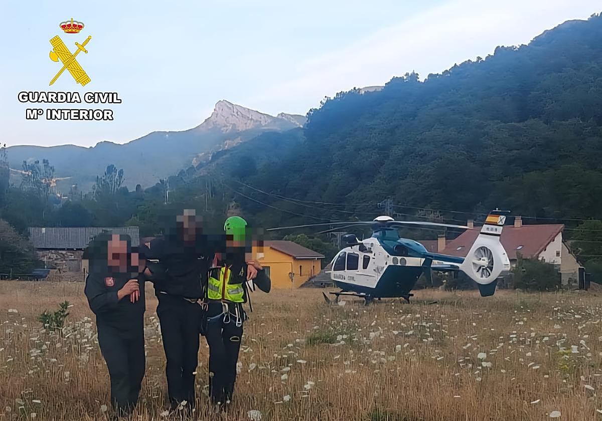 Rescatan en helicóptero a un inglés de 21 años con deshidratación cerca de Collado Jermoso