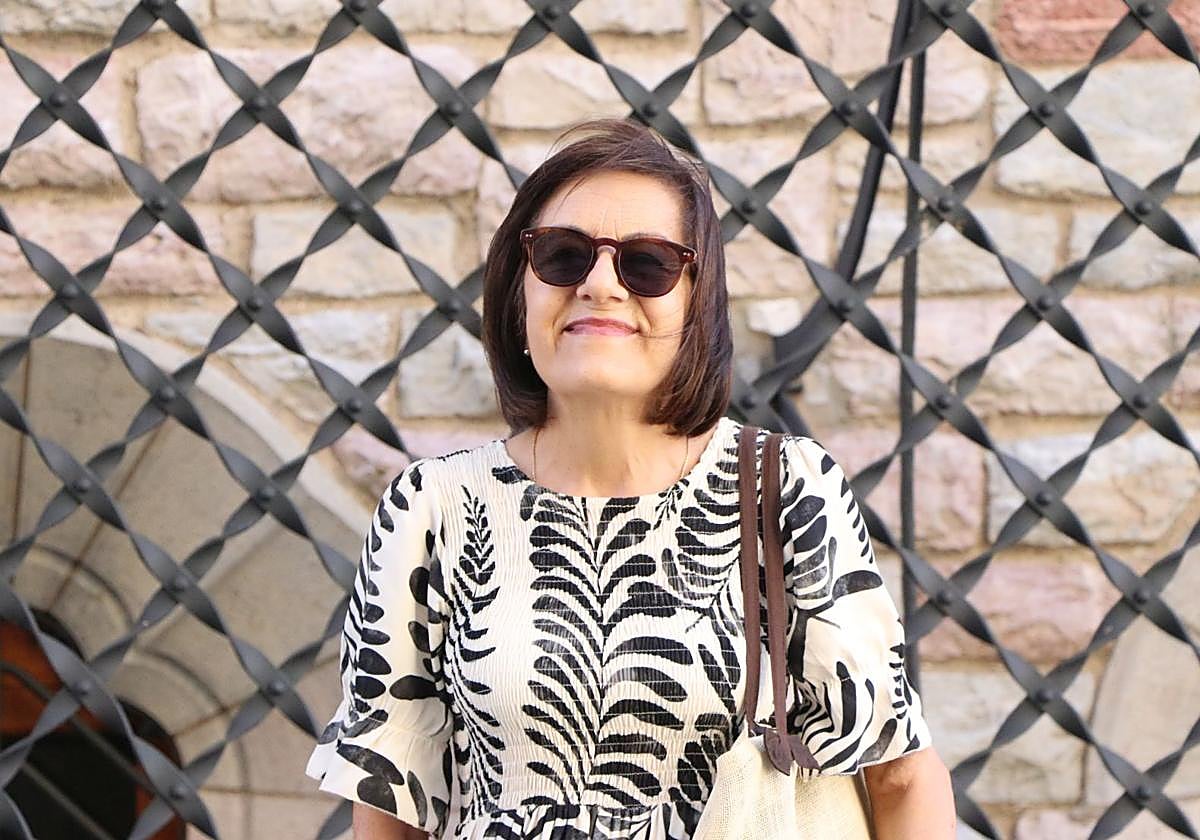 Imagen de Enma Vega posando detrás de la Casa Botines.