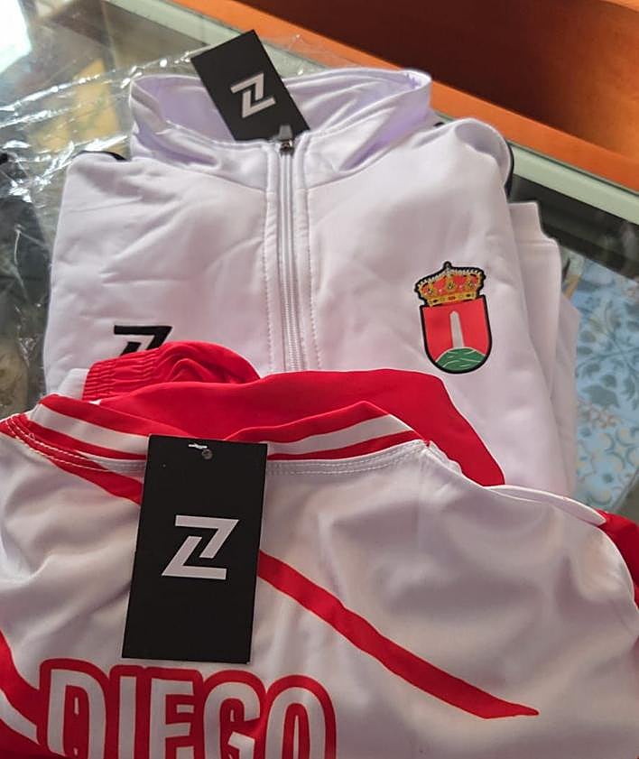 Imagen secundaria 2 - La fiebre del fútbol rural se contagia: otro pueblo de León con equipación propia