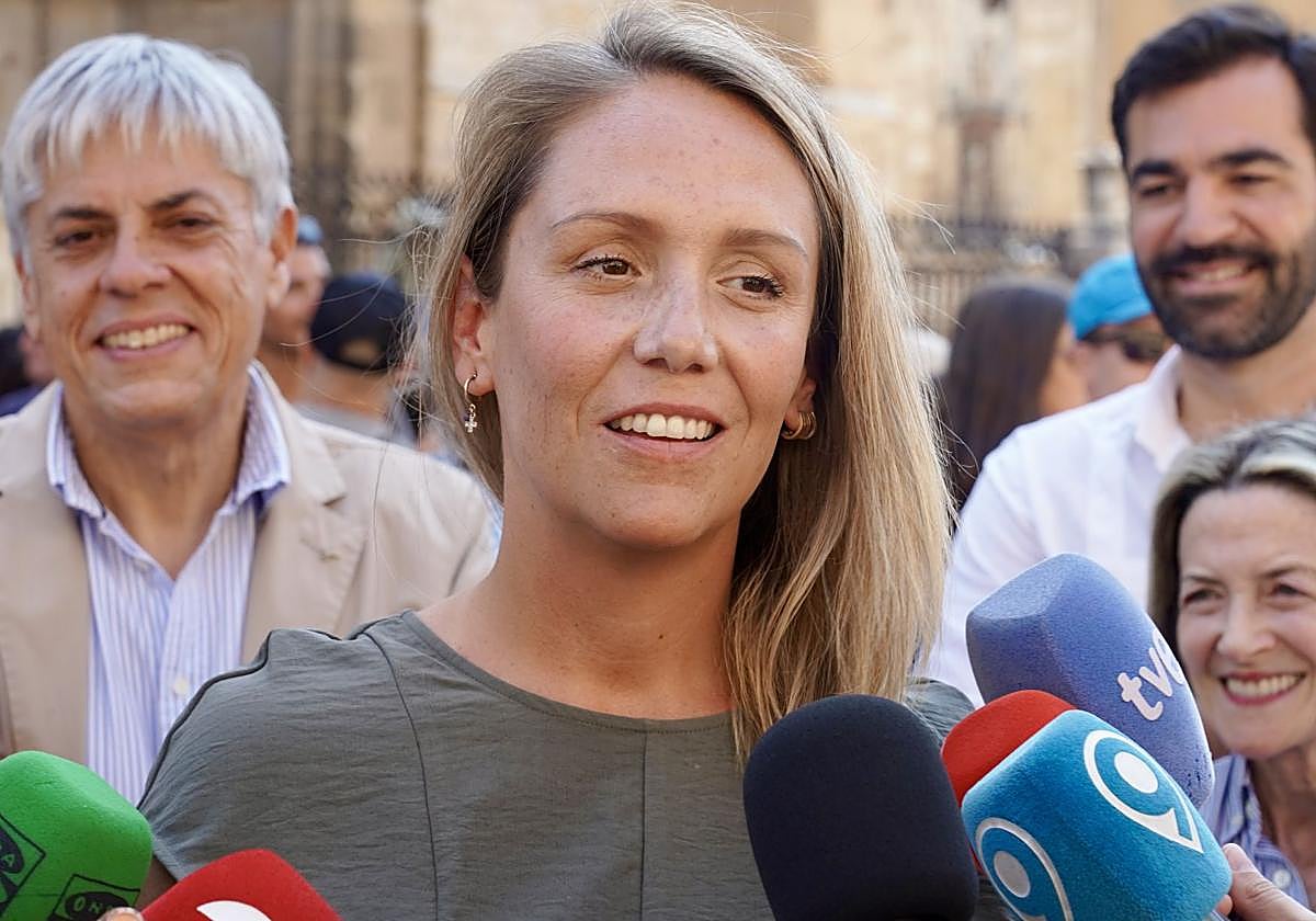 La vicesecretaria nacional de Coordinación Sectorial del PP, Alma Ezcurra, comparece para hablar de actualidad política durante su visita León acompañada del secretario provincial, Eduardo Diego, y el portavoz en el Ayuntamiento de la capital, David Fernández.
